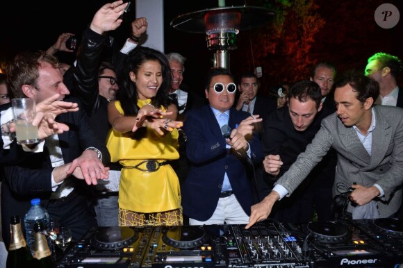 Goga Ashkenazi et un faux Psy pendant la soirée Vionnet à l'occasion du 66e Festival de Cannes 2013, le 20 avril 2013.