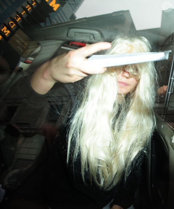 Amanda Bynes, une perruque sur la tête, à la sortie du tribunal de Manhattan après avoir été arrêtée pour détention de drogues (marijuana), le 24 mai 2013.