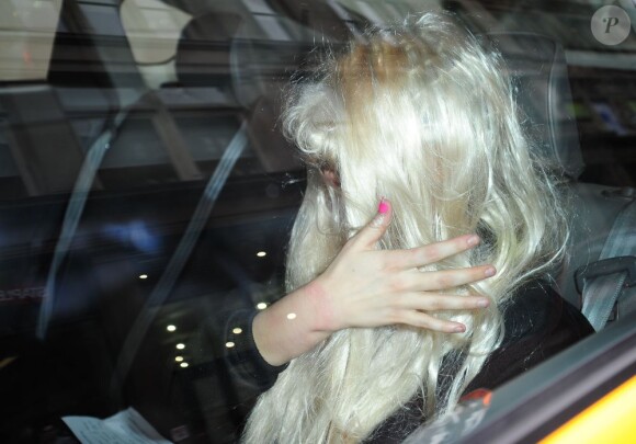 Amanda Bynes, une perruque sur la tête, sort du tribunal de Manhattan après avoir été arrêtée pour détention de drogues (marijuana), le 24 mai 2013.