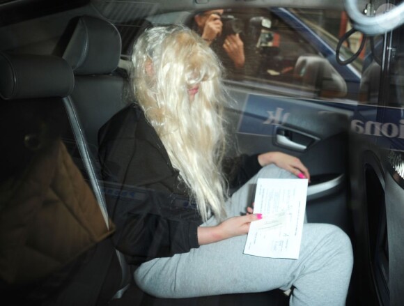 Amanda Bynes, une perruque sur la tête, sort du tribunal de Manhattan après avoir été arrêtée pour détention de drogues (marijuana), le 24 mai 2013.