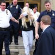 Amanda Bynes, une perruque sur la tête, sort du tribunal de Manhattan après avoir été arrêtée pour détention de drogues (marijuana), le 24 mai 2013.