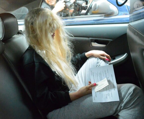 Amanda Bynes affublée d'une perruque sort du tribunal de Manhattan après avoir été arrêtée pour détention de drogues (marijuana), le 24 mai 2013.