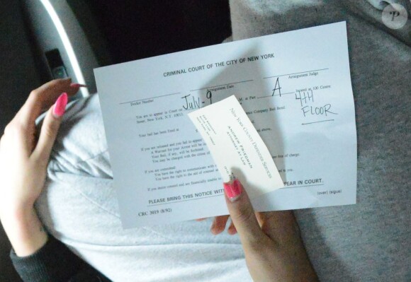 Amanda Bynes, une perruque sur la tête, sort du tribunal de Manhattan après avoir été arrêtée pour détention de drogues (marijuana), le 24 mai 2013.