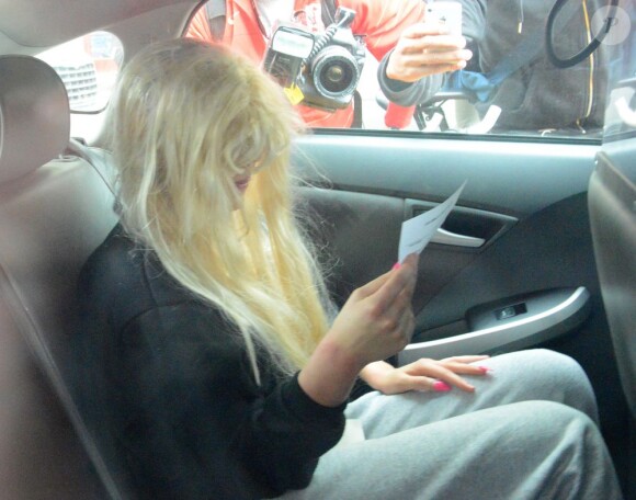 Amanda Bynes, une perruque sur la tête, sort du tribunal de Manhattan après avoir été arrêtée pour détention de drogues (marijuana), le 24 mai 2013.