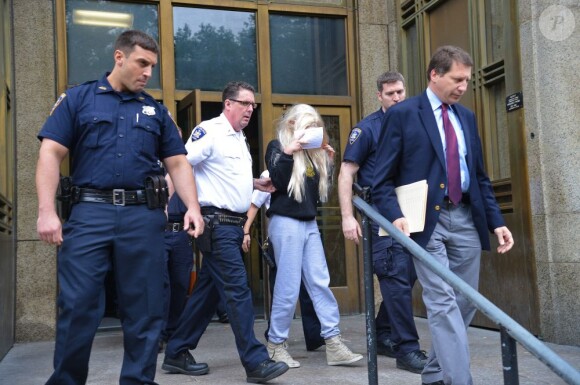 Amanda Bynes, une perruque sur la tête, sort du tribunal de Manhattan après avoir été arrêtée pour détention de drogues (marijuana), le 24 mai 2013.