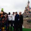 Mamadou Sakho, Ronan le Crom et les joueurs du PSG à Disneyland Paris le 24 mai 2013 pour une journée exceptionnelle en compagnie d'enfants de plusieurs associations européennes venus disputer le Match des Rêves avec les stars du PSG