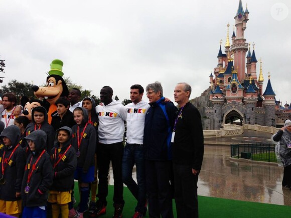 Mamadou Sakho, Ronan le Crom et les joueurs du PSG à Disneyland Paris le 24 mai 2013 pour une journée exceptionnelle en compagnie d'enfants de plusieurs associations européennes venus disputer le Match des Rêves avec les stars du PSG