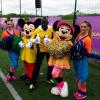 Mamadou Sakho au milieu de Mickey et Minnie à Disneyland Paris le 24 mai 2013 pour une journée exceptionnelle en compagnie d'enfants de plusieurs associations européennes venus disputer le Match des Rêves avec les stars du PSG