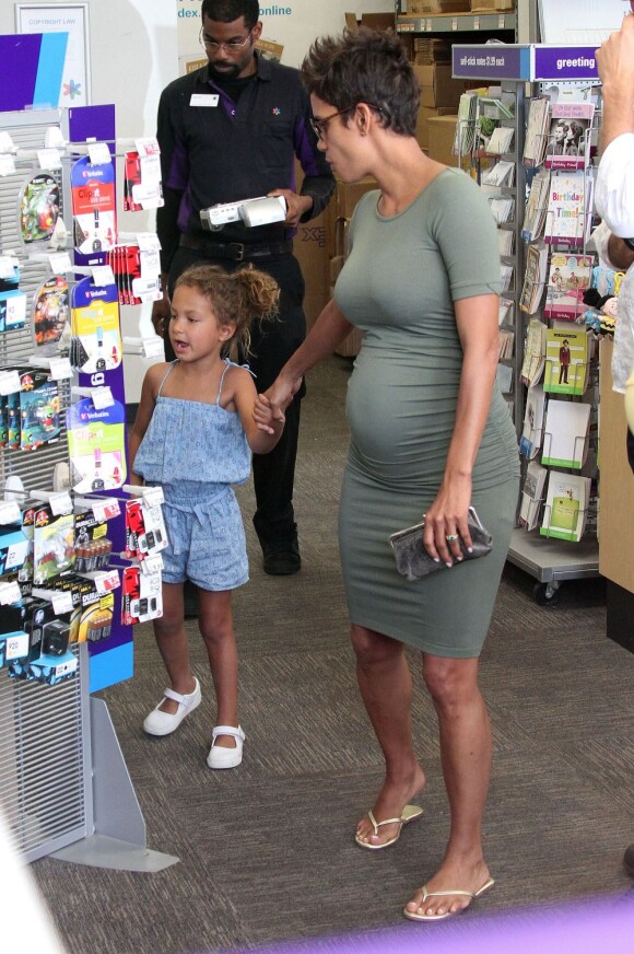 Halle Berry, enceinte,avec sa fille Nahla faire des photos d'identité à Los Angeles, le 24 mai 2013.