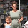 Halle Berry, enceinte, et sa fille Nahla dans les rues de Los Angeles, le 24 mai 2013.