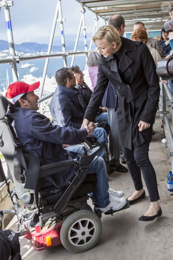 Le prince Albert de Monaco et la princesse Charlene sont allés à la rencontre des handicapés qui assistaient aux essais du Grand Prix de Monaco le 25 mai 2013 à Monaco, et qui pourront regarder gratuitement la course sur la volonté du couple princier