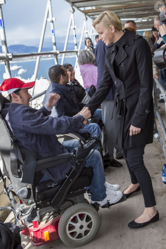 La princesse Charlene de Monaco a passé un moment en compagnie des handicapés qui assistaient gratuitement aux essais du Grand Prix de Monaco le 25 mai 2013 à Monaco, une volonté du couple princier