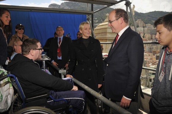 Le prince Albert de Monaco et la princesse Charlene heureux aux milieux des handicapés qui assistaient gratuitement grâce au couple princier aux essais du Grand Prix de Monaco le 25 mai 2013 à Monaco