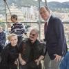 Le prince Albert de Monaco et la princesse Charlene posent avec des handicapés qui assistaient aux essais du Grand Prix de Monaco le 25 mai 2013 à Monaco, et qui ont accès gratuitement à une tribune pour regarder à la course sur la volonté du couple princier