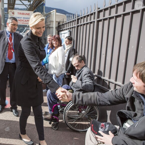 La princesse Charlene, heureuse et souriante lors d'une rencontre avec des handicapés qui assistaient aux essais du Grand Prix de Monaco le 25 mai 2013 à Monaco