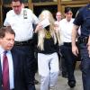 Amanda Bynes, une perruque sur la tête, sort du tribunal de Manhattan le 24 mai 2013.