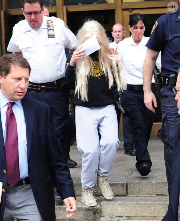 Amanda Bynes, une perruque sur la tête, sort du tribunal de Manhattan le 24 mai 2013.