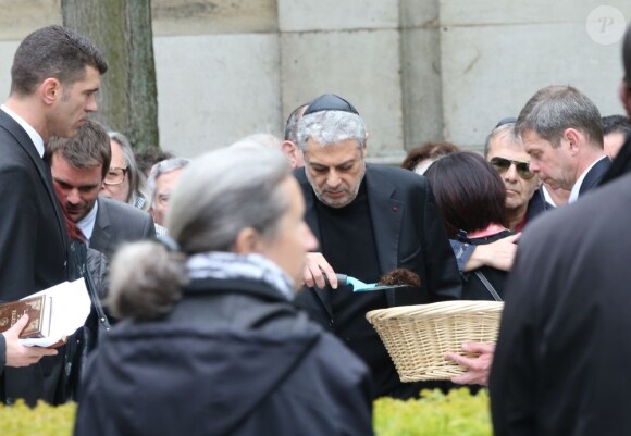 Enrico Macias - Obsèques de Georges Moustaki au Père-Lachaise à Paris. Le 27 mai 2013.