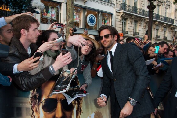 Bradley Cooper avec des fans à l'avant-première du Film Very Bad Trip 3 à l'UGC Normandie Champs-Elysées, Paris, le 27 mai 2013.