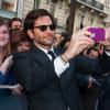 Bradley Cooper pose avec les fans à la première de Very Bad Trip 3 à Paris le 27 mai 2013.
