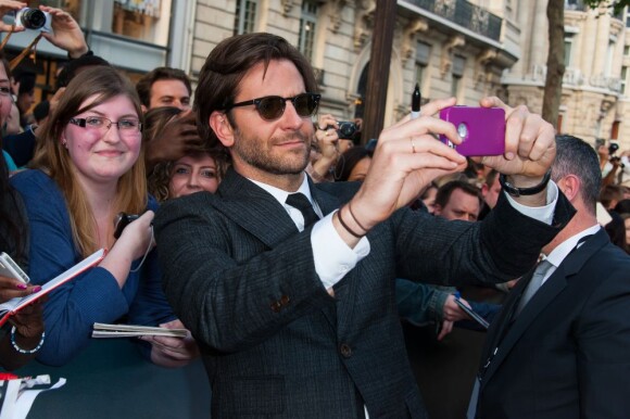 Bradley Cooper pose avec les fans à la première de Very Bad Trip 3 à Paris le 27 mai 2013.