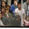 David Beckham au côté de sa femme Victoria et des enfants Brooklyn, Romeo, Cruz et Harper, juste au-dessus de Tom et son fils Connor Cruise au match de NHL entre les Los Angeles Kings et San Jose Sharks au Staples Center de Los Angeles, le 28 mai 2013.