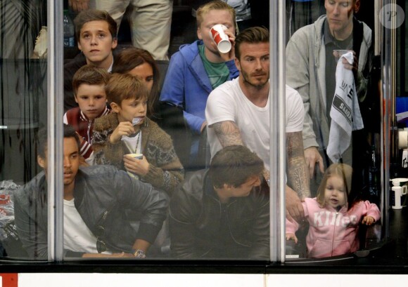 David Beckham au côté de sa femme Victoria et des enfants Brooklyn, Romeo, Cruz et Harper, juste au-dessus de Tom et son fils Connor Cruise au match de NHL entre les Los Angeles Kings et San Jose Sharks au Staples Center de Los Angeles, le 28 mai 2013.
