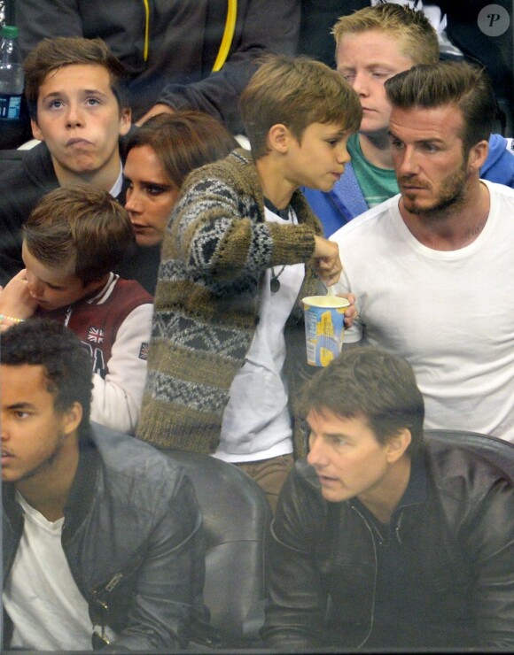 Cruz et son papa David Beckham au côté de Tom et Connor Cruise regardant le match de NHL entre les Los Angeles Kings et San Jose Sharks au Staples Center de Los Angeles, le 28 mai 2013.