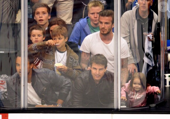 Connor et son père Tom Cruise au côté de la famille Beckham aumatch de NHL entre les Los Angeles Kings et San Jose Sharks au Staples Center de Los Angeles, le 28 mai 2013.