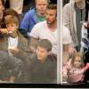 Tom Cruise au côté de la famille Beckham avec l'ex-footballeur David, Brooklyn, Romeo, Cruz et la chipie Harper lors du match de NHL entre les Los Angeles Kings et San Jose Sharks au Staples Center de Los Angeles, le 28 mai 2013.
