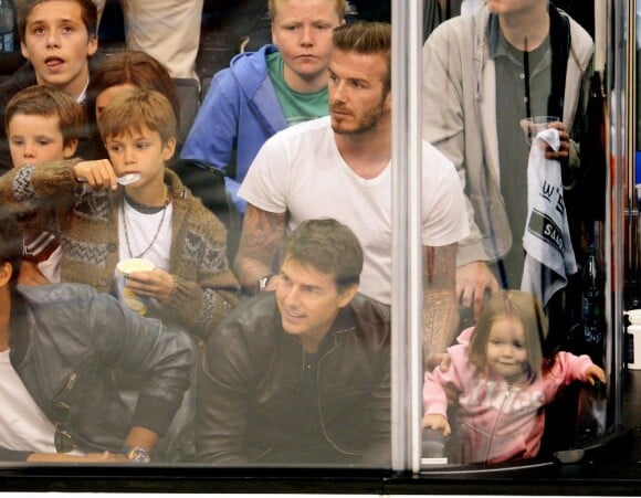 Tom Cruise au côté de la famille Beckham avec l'ex-footballeur David, Brooklyn, Romeo, Cruz et la chipie Harper lors du match de NHL entre les Los Angeles Kings et San Jose Sharks au Staples Center de Los Angeles, le 28 mai 2013.