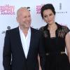 Bruce Willis et sa compagne Emma Heming lors de la cérémonie des Film Independent Spirit Awards à Santa Monica, le 23 février 2013.