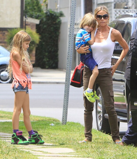 Denise Richards et sa fille Sam Sheen accompagnent les jumeaux de Charlie Sheen et Brooke Mueller à leur école à Los Angeles. Le 22 mai 2013
