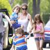 Les photos de la discorde. L'actrice Denise Richards et sa fille Sam Sheen accompagnent les jumeaux de Charlie Sheen et Brooke Mueller à leur école à Los Angeles. Le 22 mai 2013