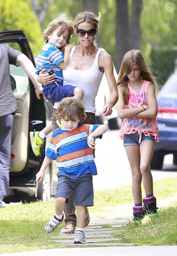 Les photos de la discorde. L'actrice Denise Richards et sa fille Sam Sheen accompagnent les jumeaux de Charlie Sheen et Brooke Mueller à leur école à Los Angeles. Le 22 mai 2013