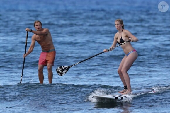 Ireland Baldwin et son petit ami font du surf a Hawaii, le 26 mai 2013.