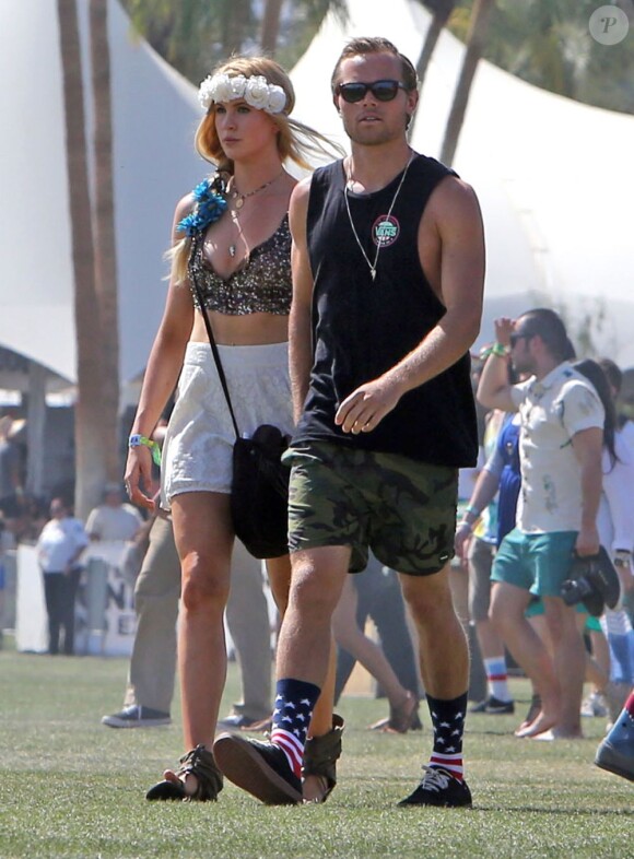 Ireland Baldwin et son petit ami Slater Trout au Festival de musique de Coachella à Indio, le 13 avril 2013.