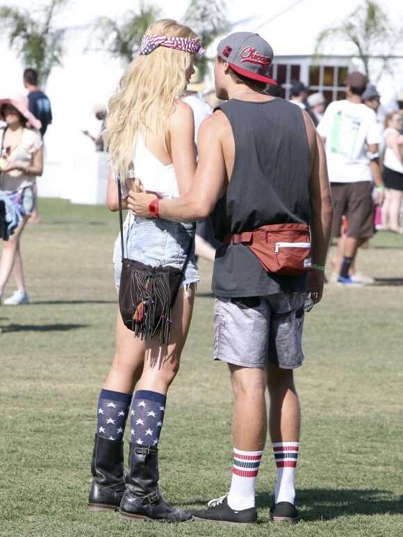 Ireland Baldwin et son petit ami au Festival de musique de Coachella à Indio en Californie, le 12 Avril 2013.