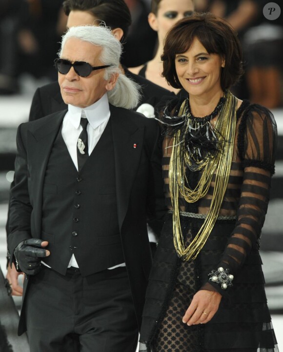 Inès de la Fressange et Karl Lagerfeld à Paris, le 5 octobre 2010.