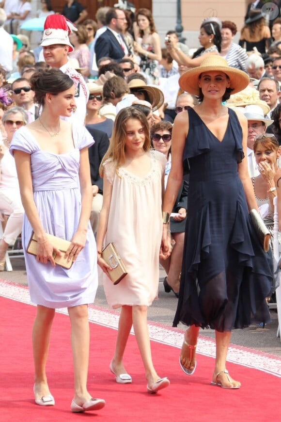 Inès de la Fressange et ses filles Violette et Nine (dont le papa est le regreté Luigi d'Urso) au mariage du prince Albert de Monaco, le 2 juillet 2011. 