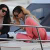 Rihanna prenant un peu de bon temps avec une amie sur un bateau à Istanbul, le jeudi 30 mai 2013.