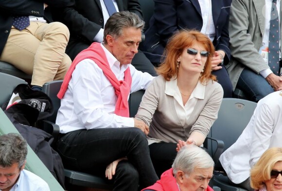 Gerard Holtz et sa femme Muriel Mayette dans les gradins de Roland-Garros le 1er juin 2013.