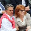 Gerard Holtz et sa femme Muriel Mayette dans les tribunes de Roland-Garros le 1er juin 2013.