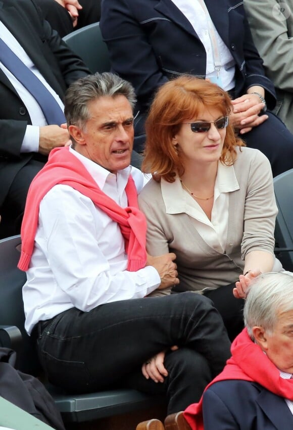 Gerard Holtz et sa femme Muriel Mayette dans les tribunes de Roland-Garros le 1er juin 2013.