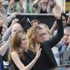 Brad Pitt et Angelina Jolie saluent les fans à la première mondiale de World War Z, à l'Empire Leicester Square, Londres, le 2 juin 2013.