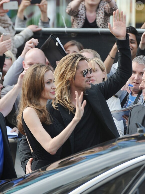 Brad Pitt et Angelina Jolie saluent les fans à la première mondiale de World War Z, à l'Empire Leicester Square, Londres, le 2 juin 2013.