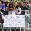 Les fans soutiennent Angelina Jolie à la première mondiale de World War Z, à l'Empire Leicester Square, Londres, le 2 juin 2013.