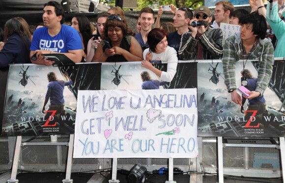 Les fans soutiennent Angelina Jolie à la première mondiale de World War Z, à l'Empire Leicester Square, Londres, le 2 juin 2013.