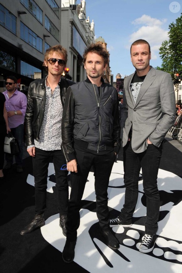 Le groupe avec Muse Matt Bellamy en son centre, Christopher Wolstenholme à droite et Dominic Howard à gauche, lors de la première mondiale de World War Z, à l'Empire Leicester Square, Londres, le 2 juin 2013.