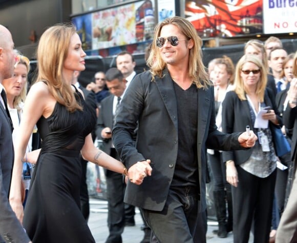 Angelina Jolie, Brad Pitt amoureux et main dans la main à la première mondiale de World War Z, à l'Empire Leicester Square, Londres, le 2 juin 2013.
